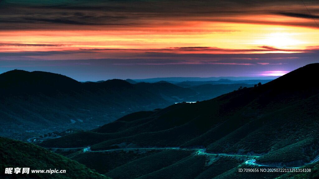 山间壮丽日落美景