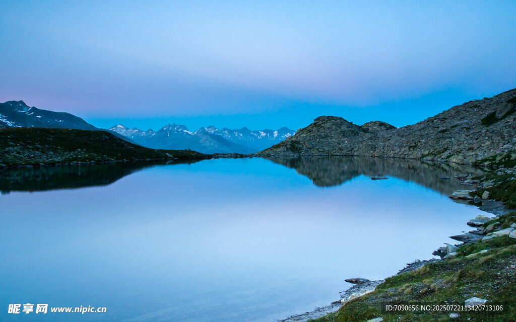 静谧湖畔的黄昏美景
