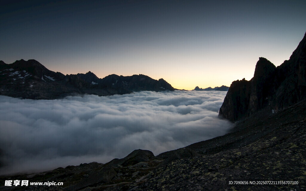 云海中的壮丽山景