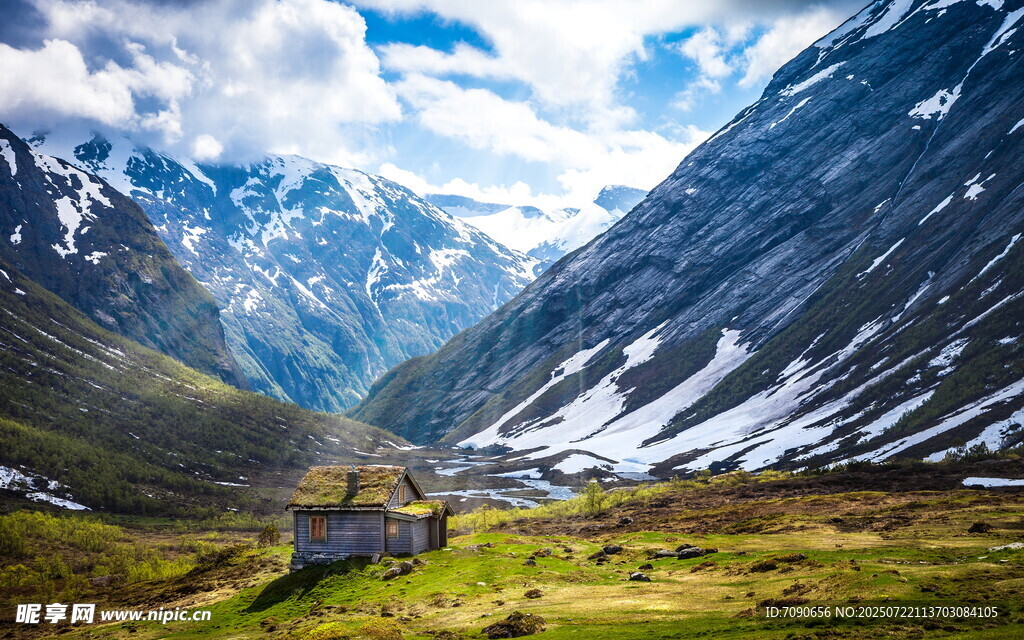 山间美景雪覆峰谷草地