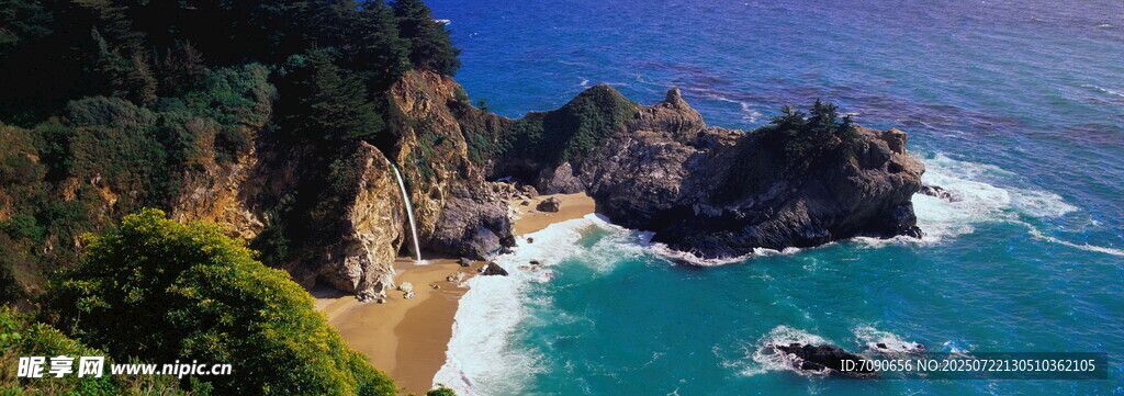 海岸美景碧海与嶙峋礁石