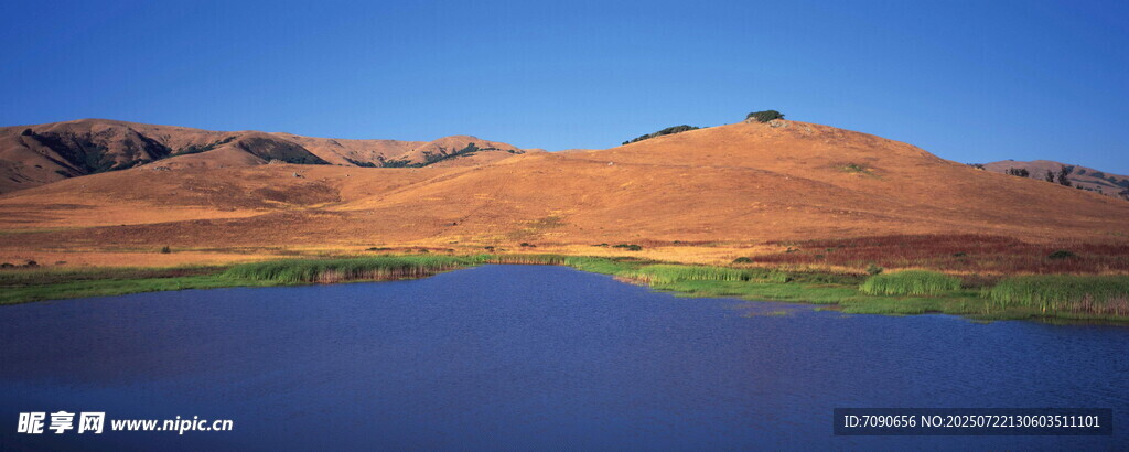 壮丽湖景与红土山丘