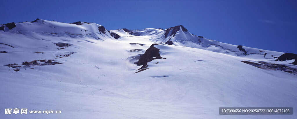 雪山滑雪场景