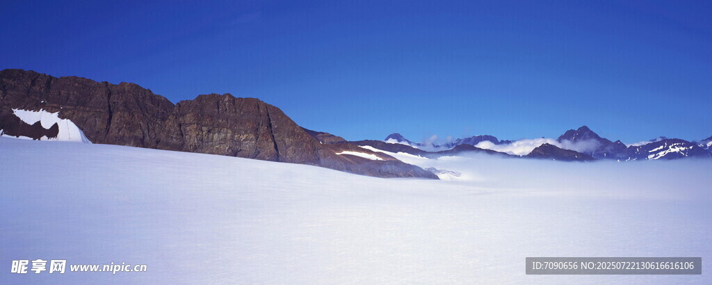 雪覆山峦蓝天映衬美景