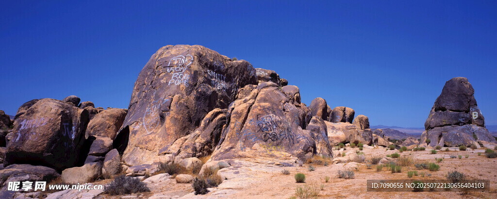 沙漠中的奇特岩石景观
