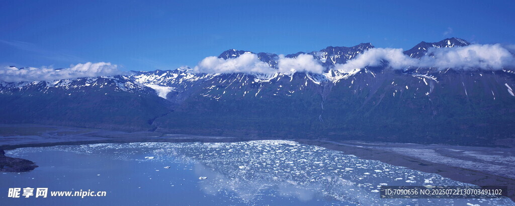 壮丽雪山下的静谧湖泊