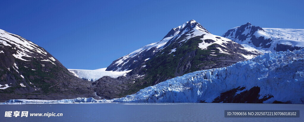 壮丽雪山湖泊景观
