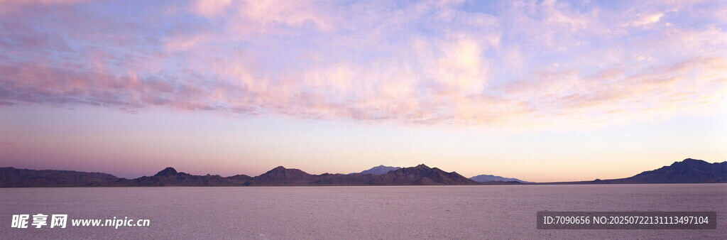 海上日落美景远山云雾缭绕
