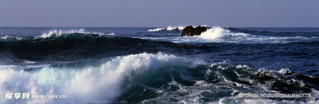汹涌海浪拍打壮阔海面
