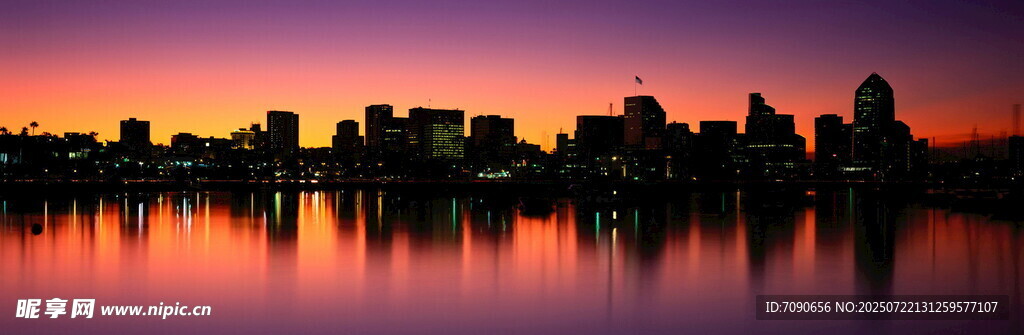 城市湖畔绚丽日落景观