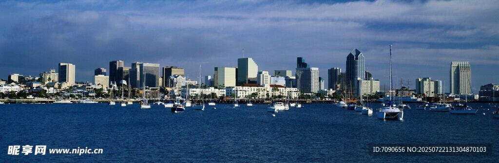 海滨城市天际线景观