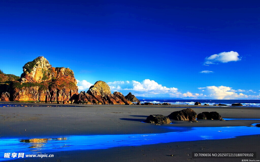 海边壮丽岩石与蓝天美景