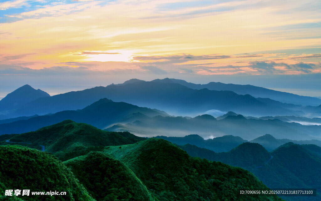 山间晨曦美景