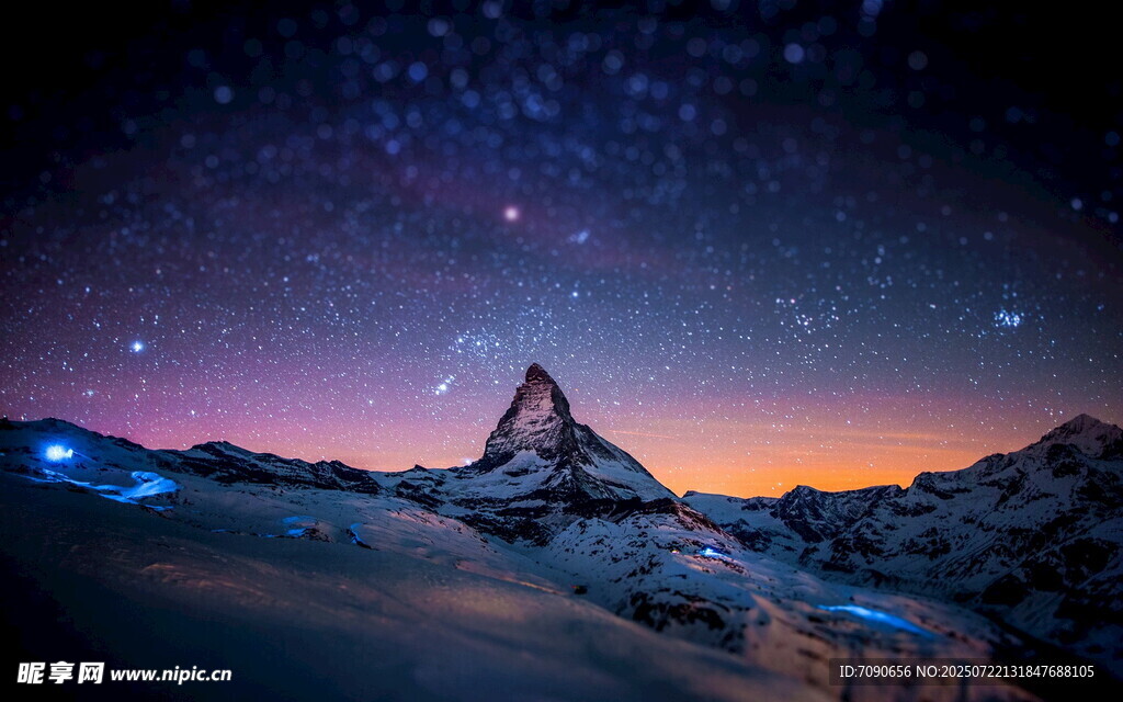 雪山星空下的壮丽美景