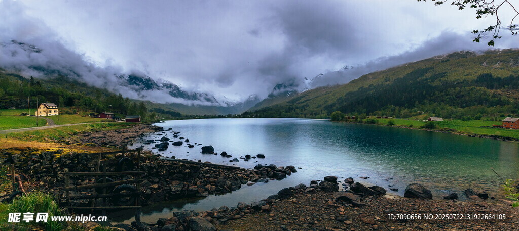 山间幽湖美景