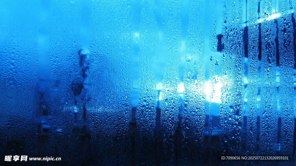 梦幻蓝色城市雨夜景象