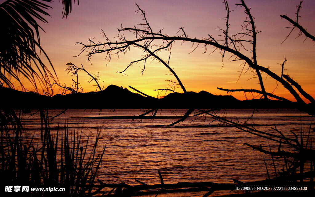 夕阳下的湖畔美景