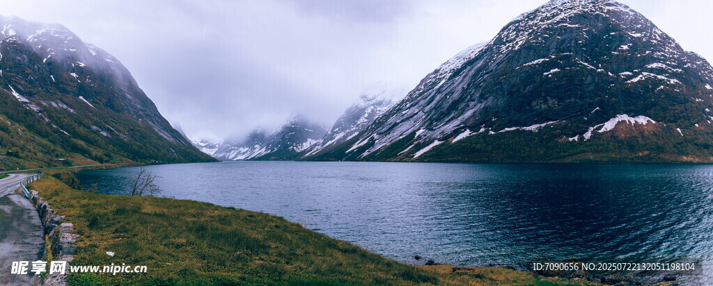 山间幽湖云雾缭绕之景