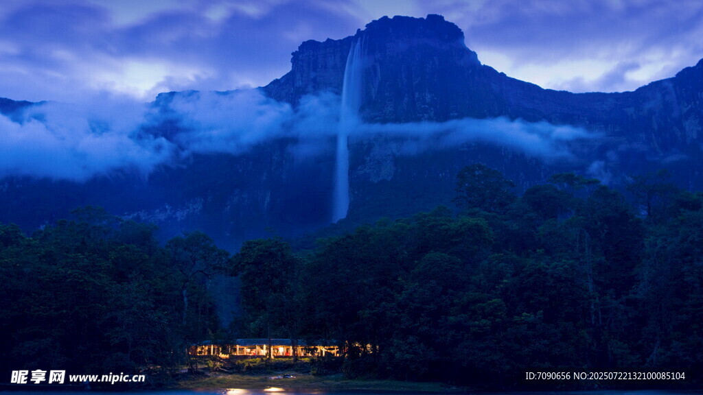 夜幕下的山景与瀑布奇观