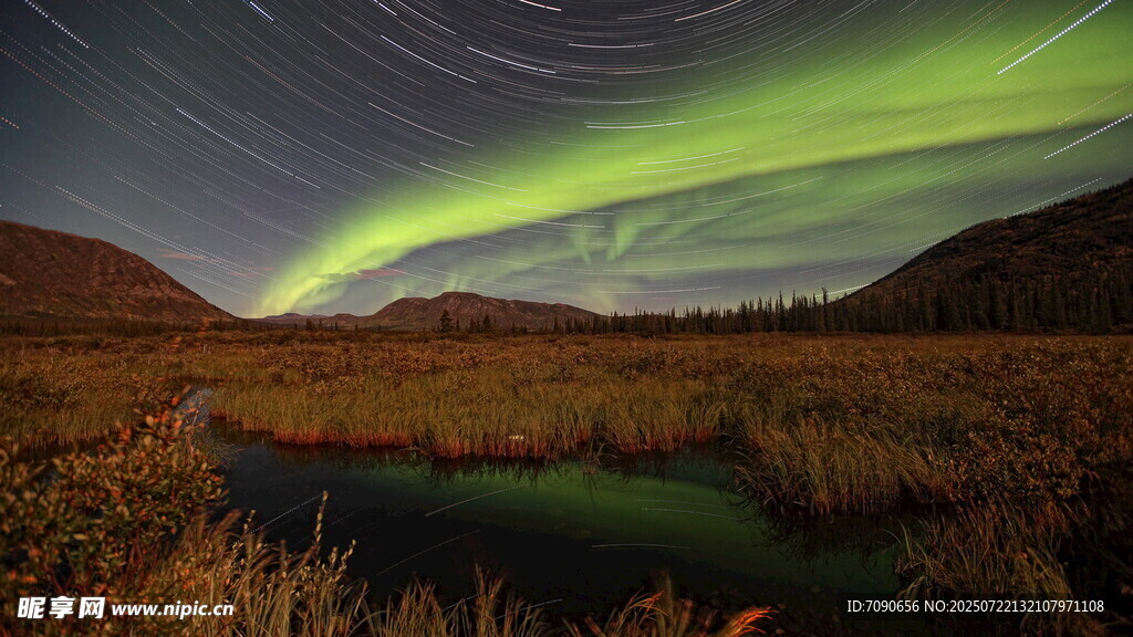 极光下的静谧山水夜景