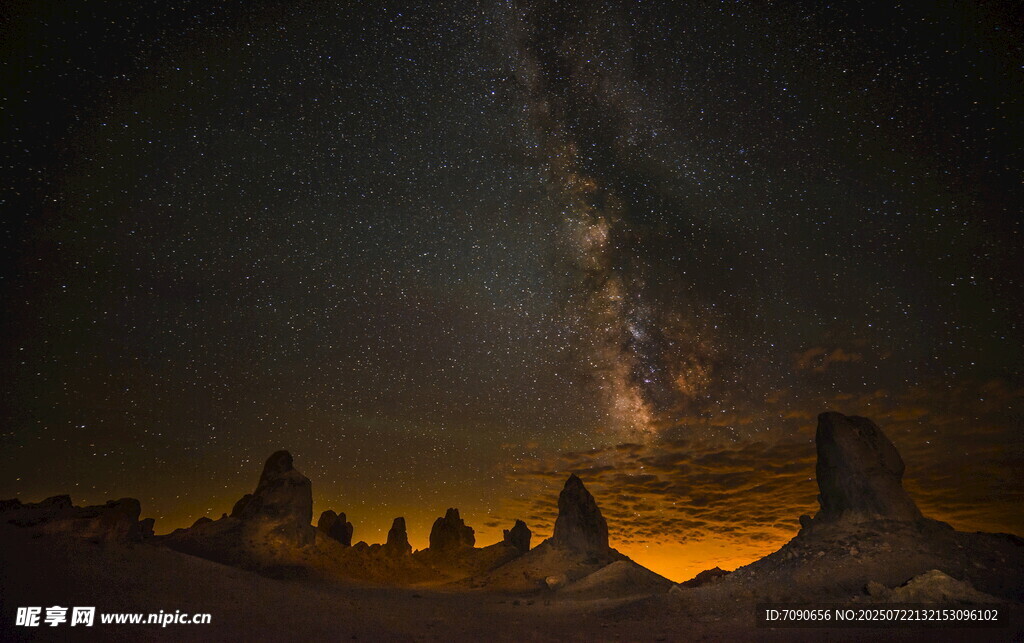 星空下的奇特地貌景观