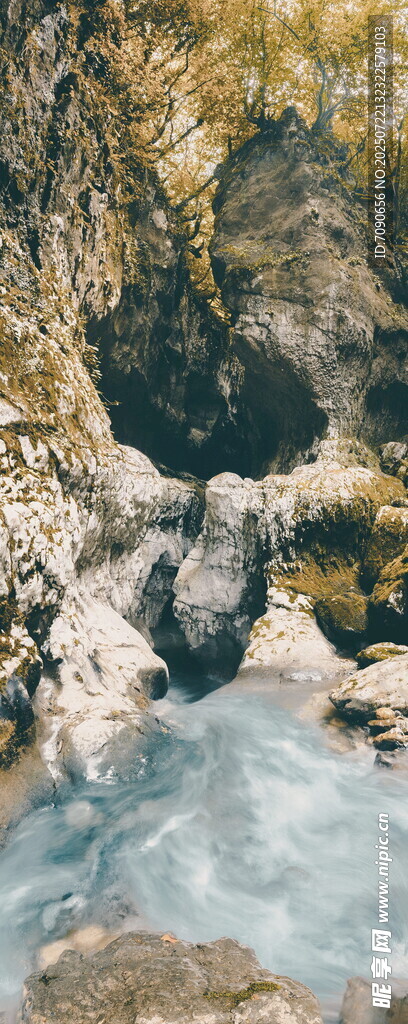 山间溪流潺潺