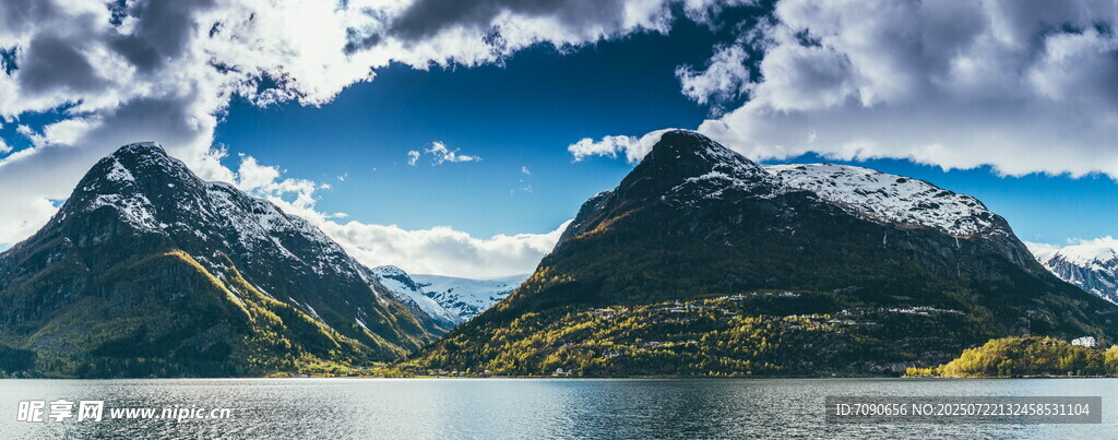 壮丽山水间的美丽湖景