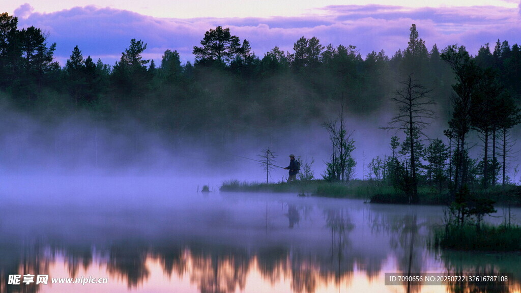 湖畔晨雾中的静谧自然景