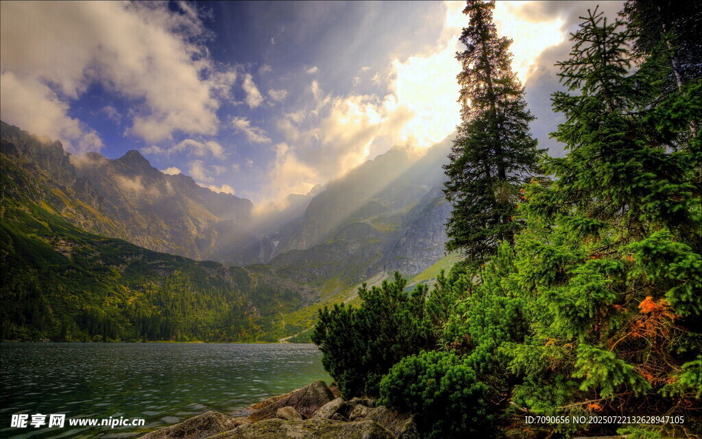 山间湖畔美景