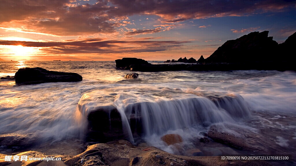 海边日落海浪翻涌美景