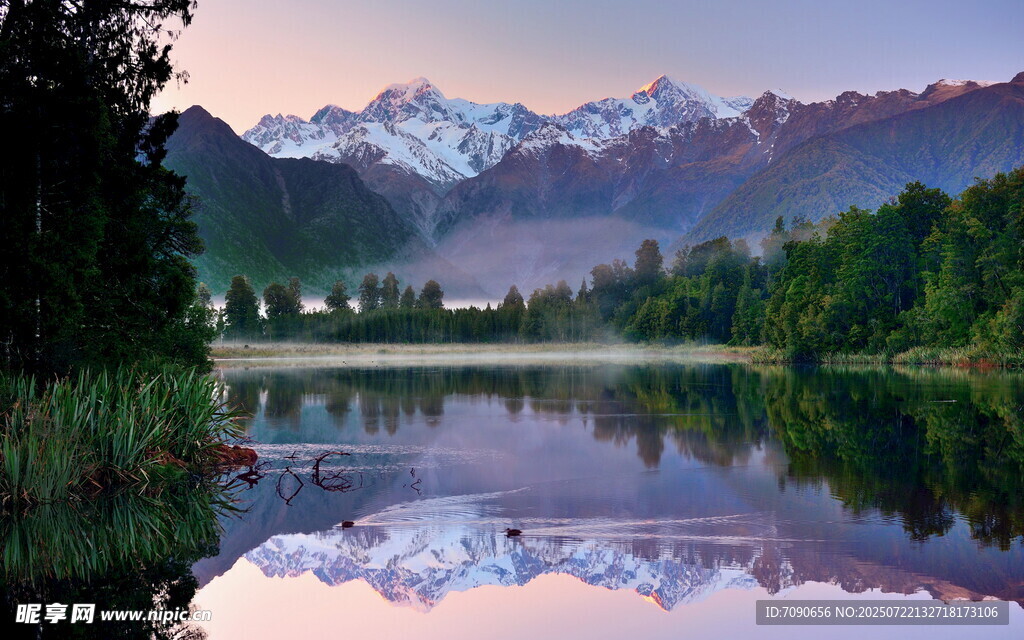 湖畔雪山美景倒映