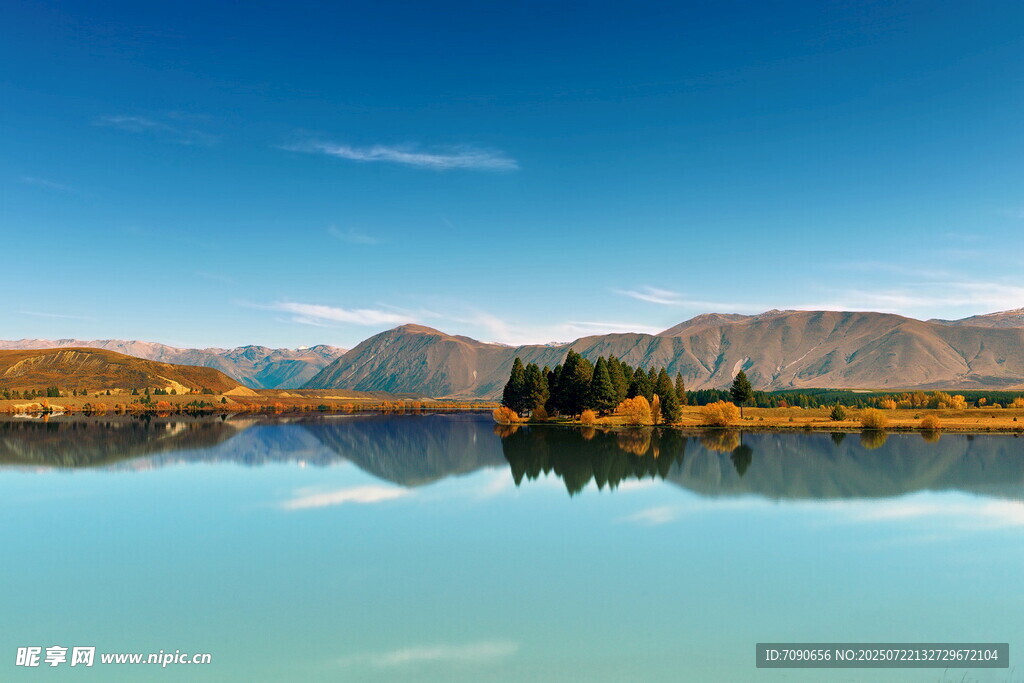 宁静湖景与远山倒影