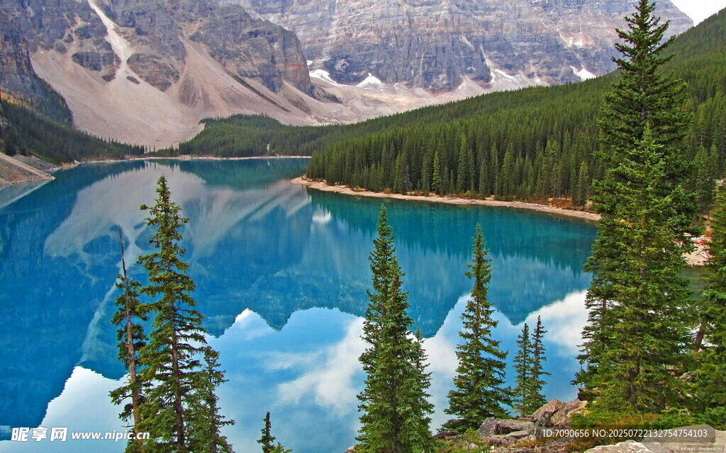 梦幻蓝湖与山林美景