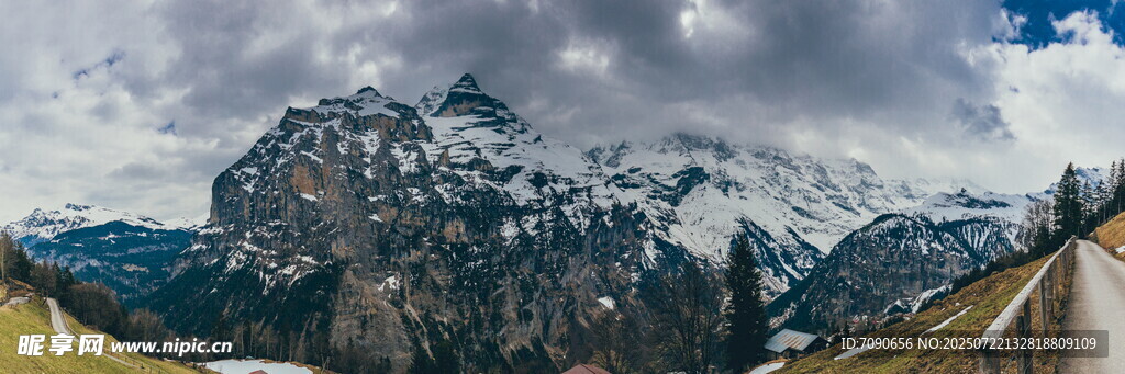 山间公路旁的壮丽雪山景色