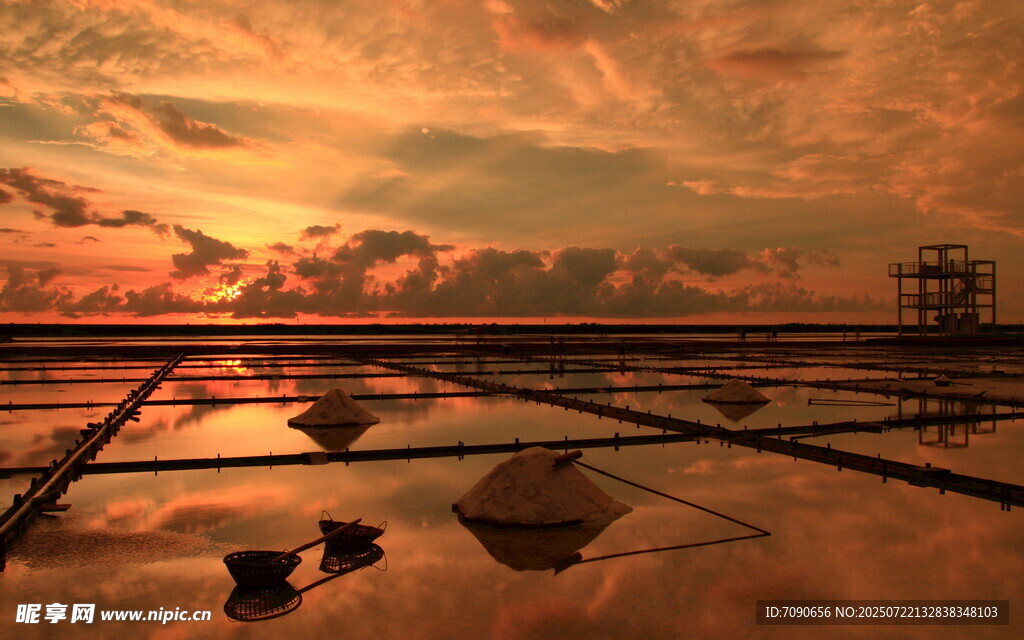 夕阳下的盐田美景