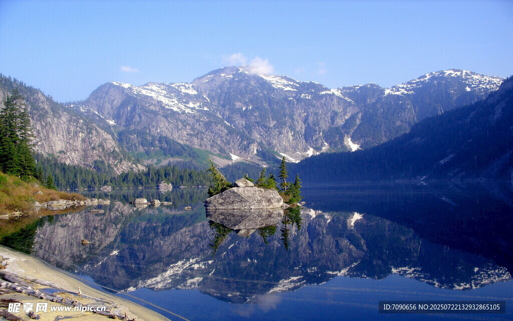 宁静湖畔的壮丽雪山美景