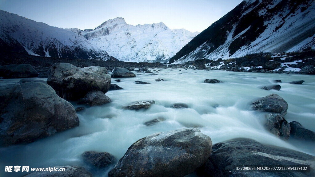 山间溪流与远处雪山美景