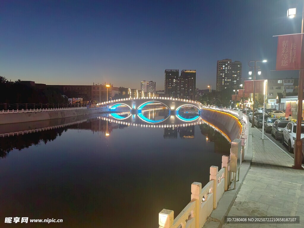 城市河畔夜景