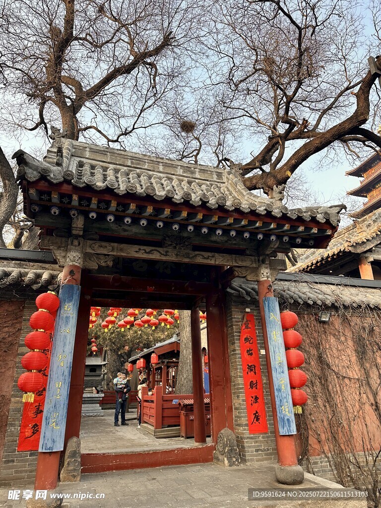 古宅门前挂红灯笼的景致