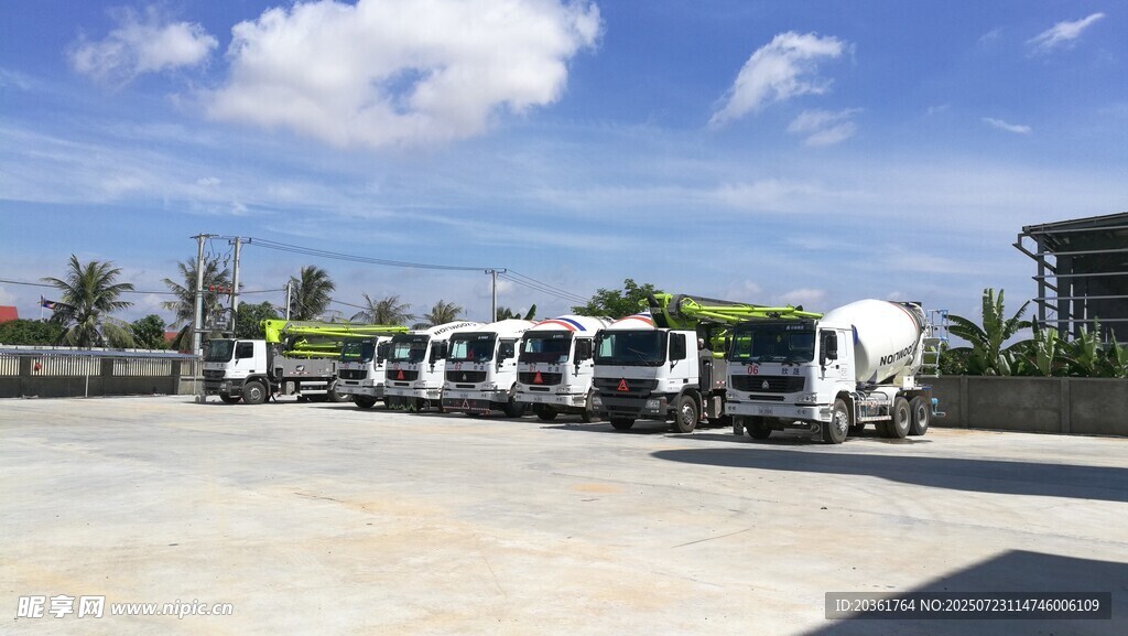 户外停车场停放多辆房车