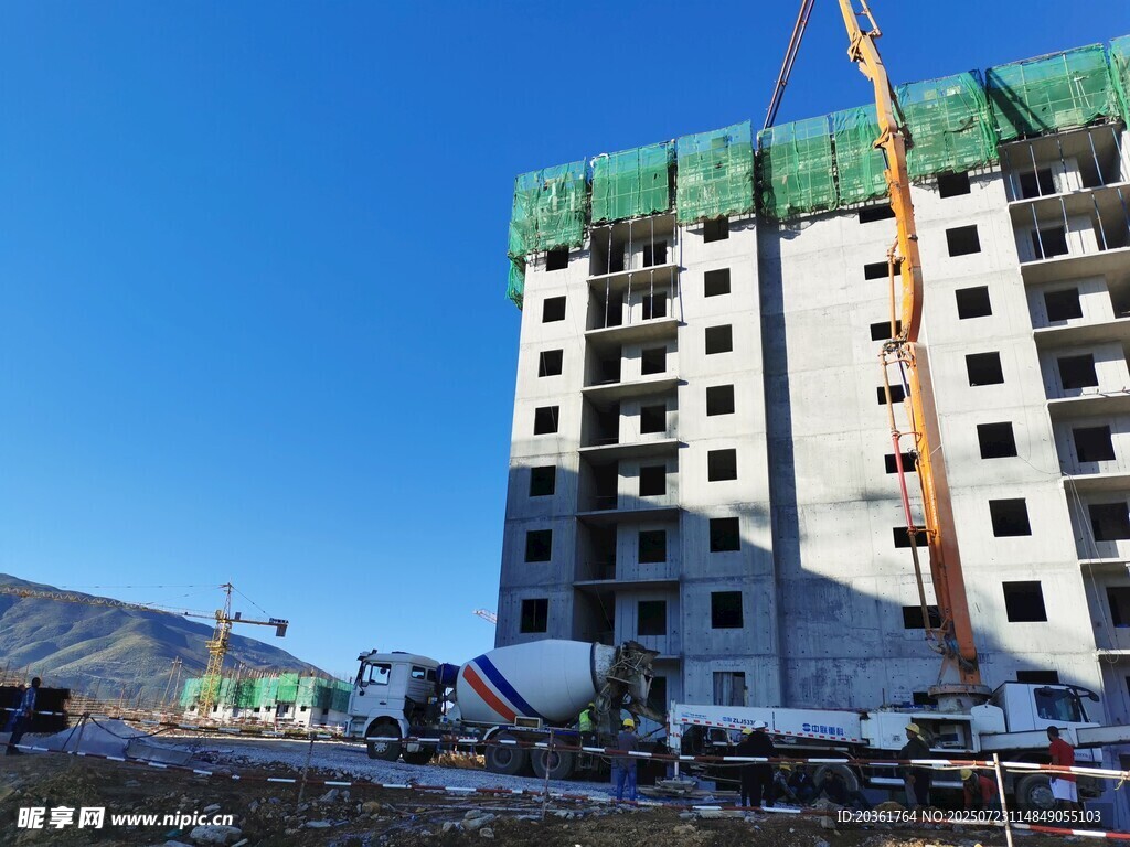 在建高楼施工现场