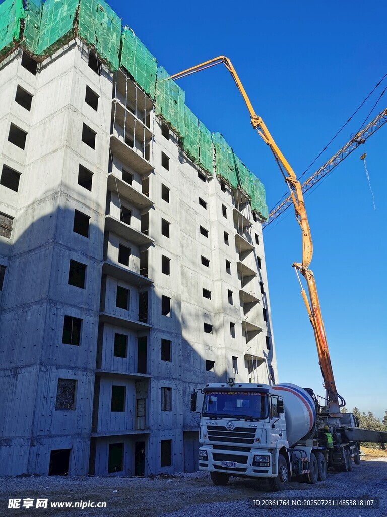 在建高楼施工现场