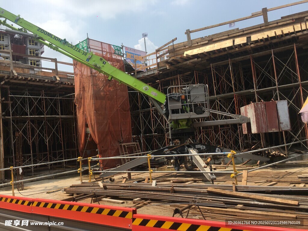 施工现场的建筑作业场景