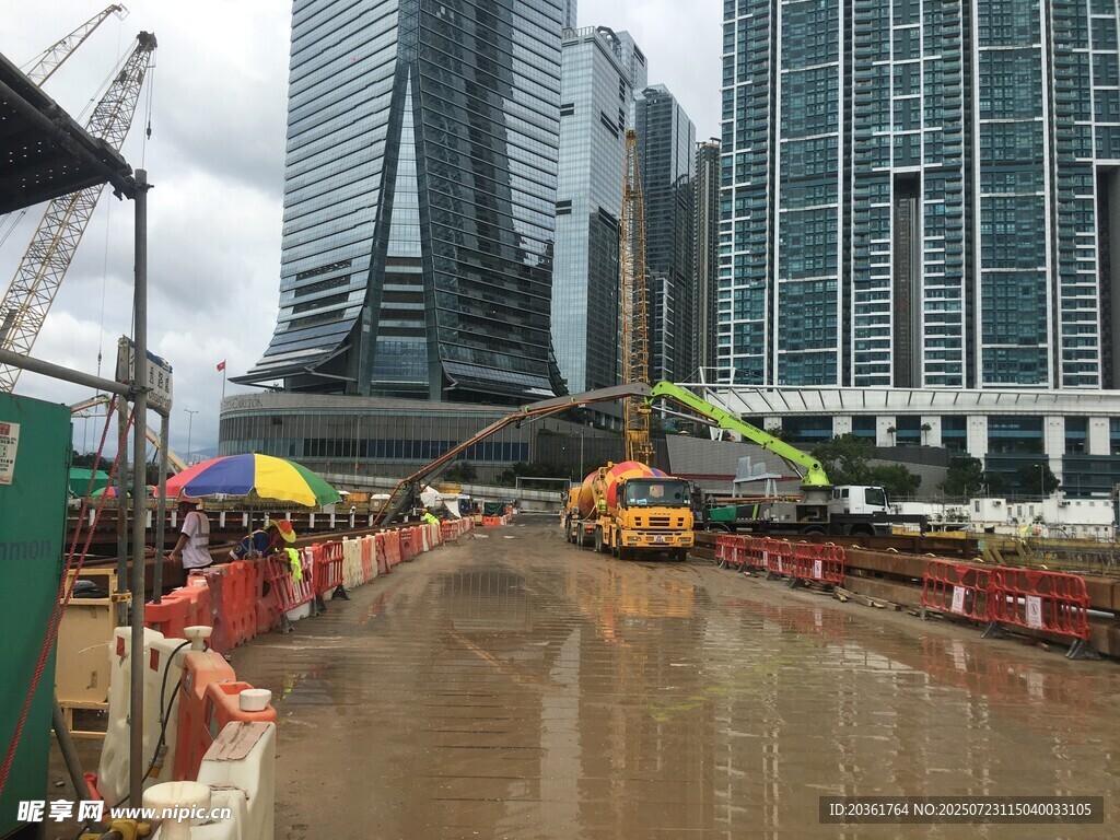 城市施工场景中的泥泞道路