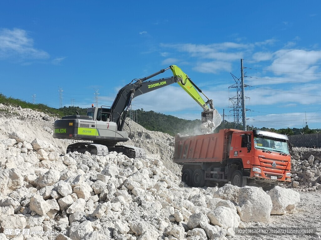挖掘机向卡车装载石块