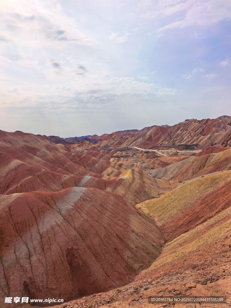 七彩斑斓的壮丽丹霞地貌