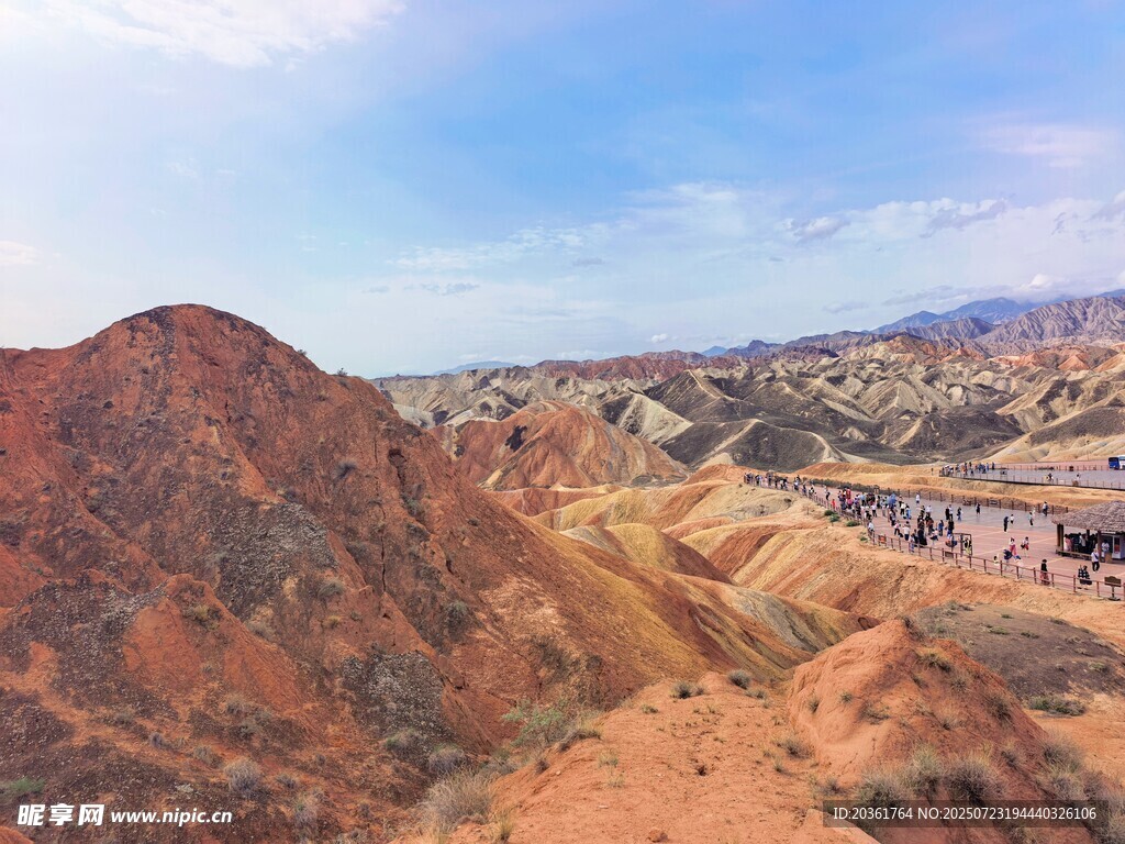 壮丽红土山丘景观