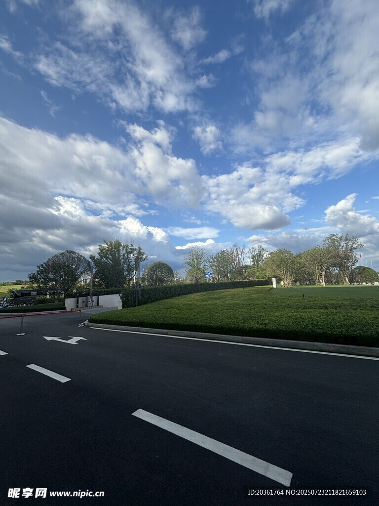 宽阔公路与蓝天白云美景