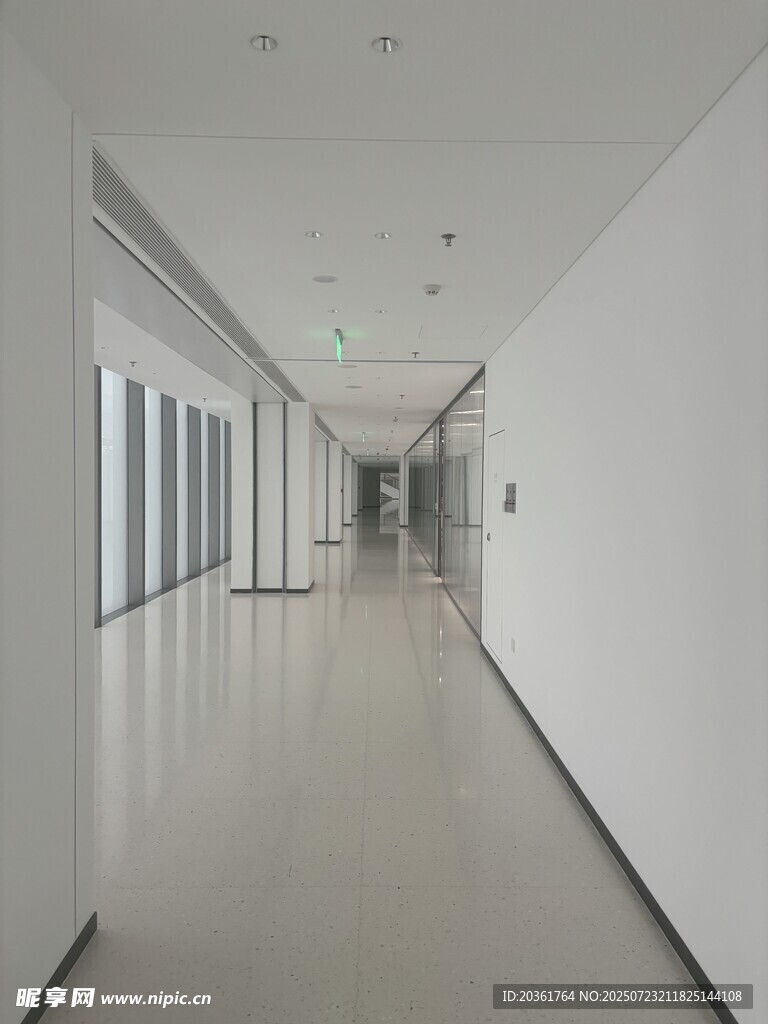 现代简约风格的空旷走廊