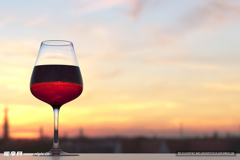 夕阳下的红酒杯
